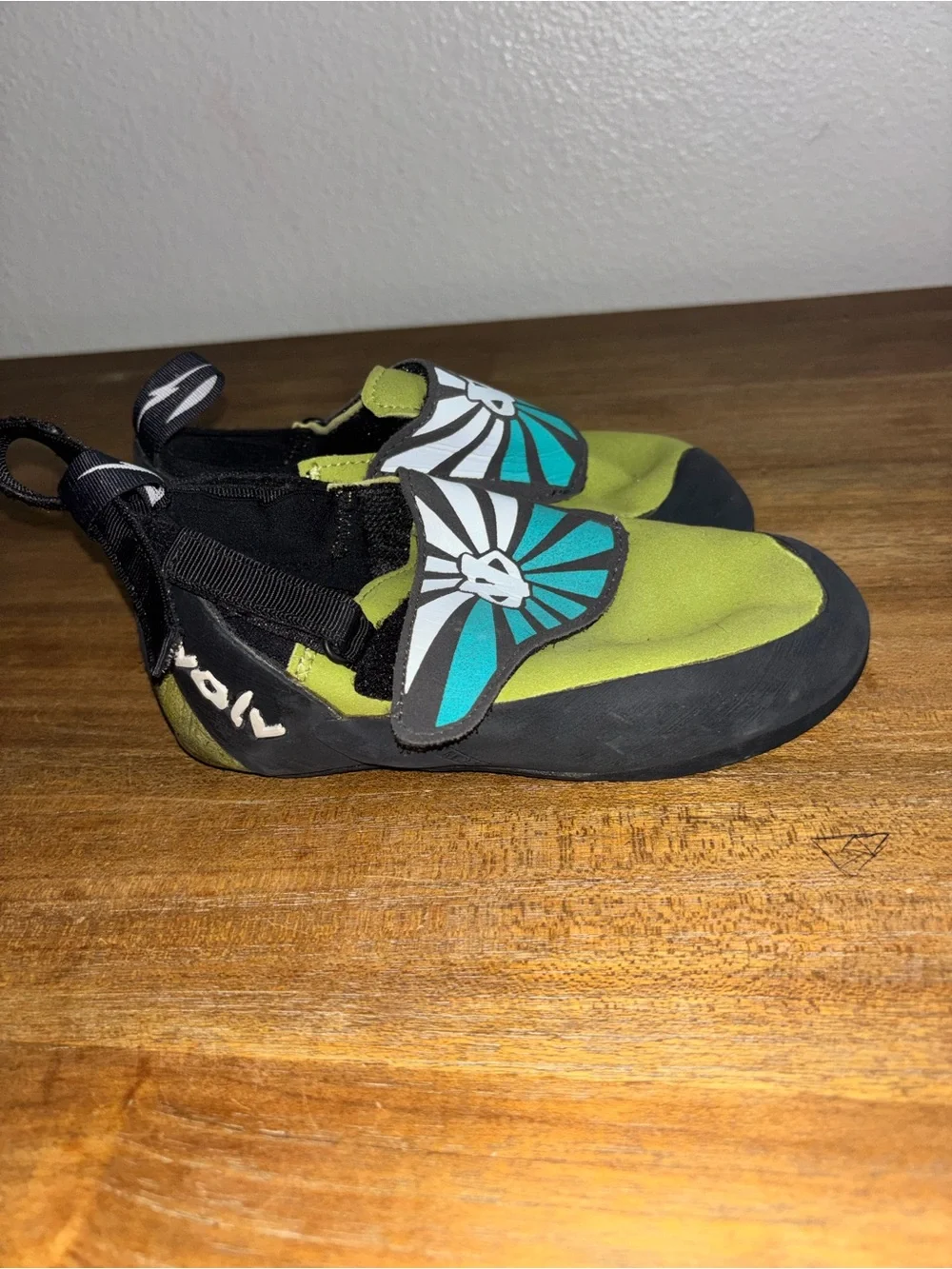 Evolv Size 3 Shoes Boys Europe size 34.5